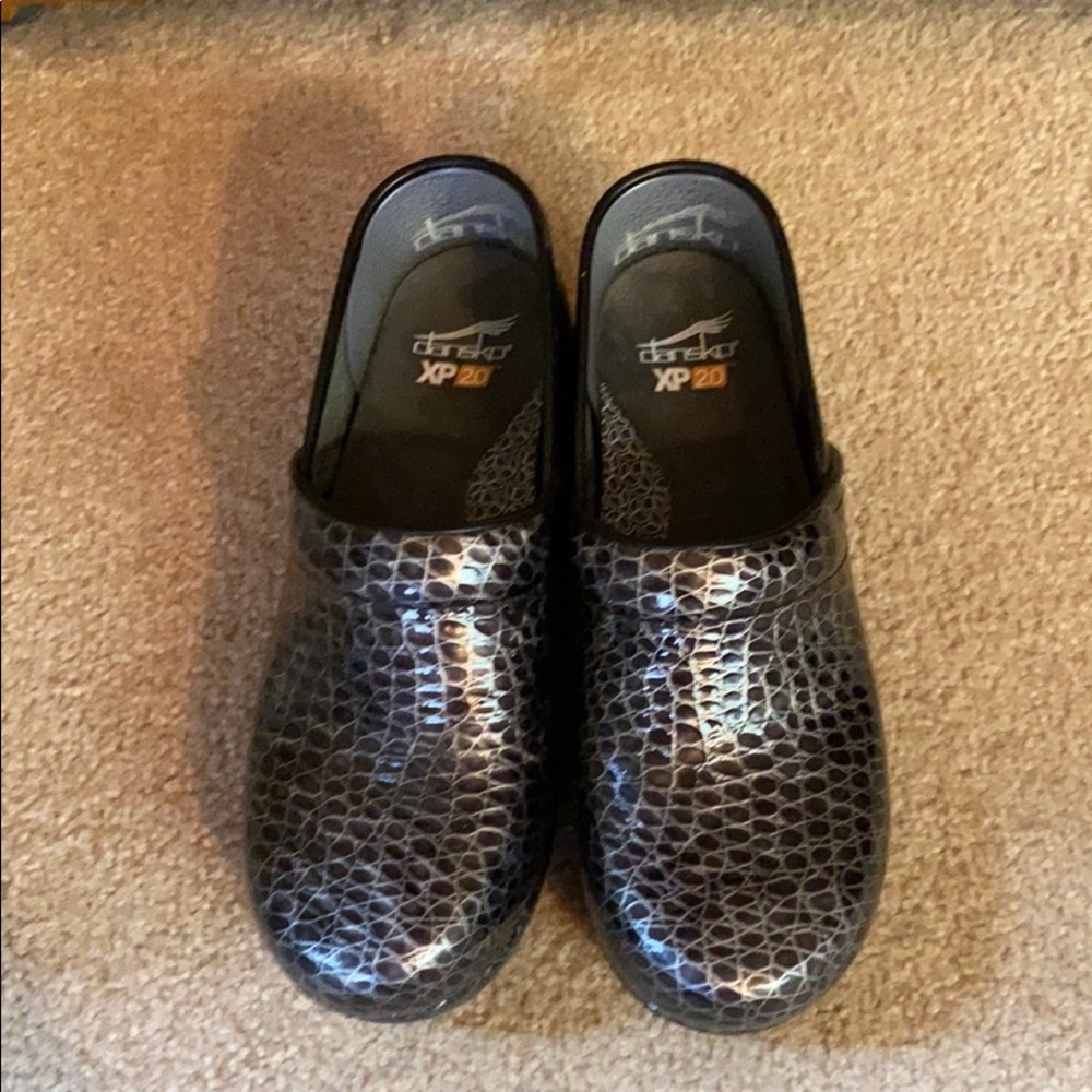 Dansko xp20 shoes. Never worn.